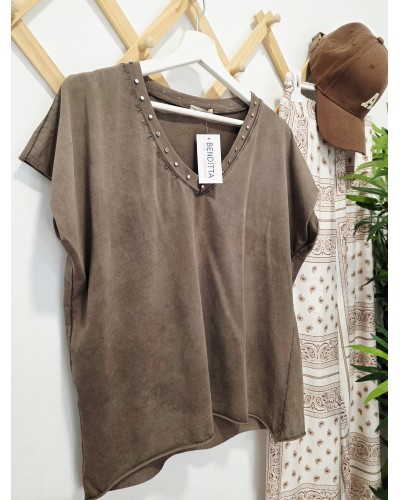 Camiseta Pico / Tachas Marrón