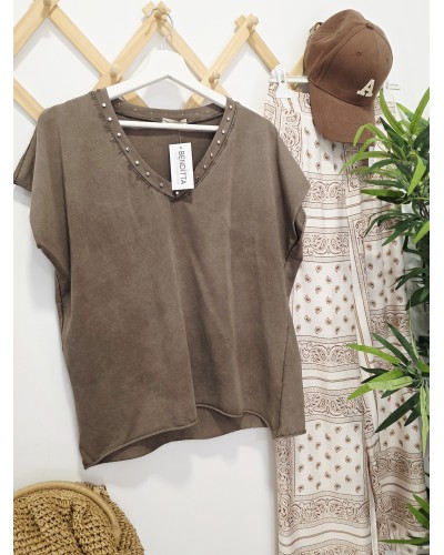 Camiseta Pico / Tachas Marrón
